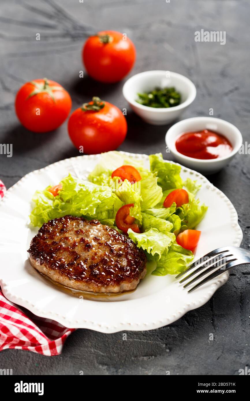 Hamburger de bœuf grillé maison avec salade fraîche Banque D'Images