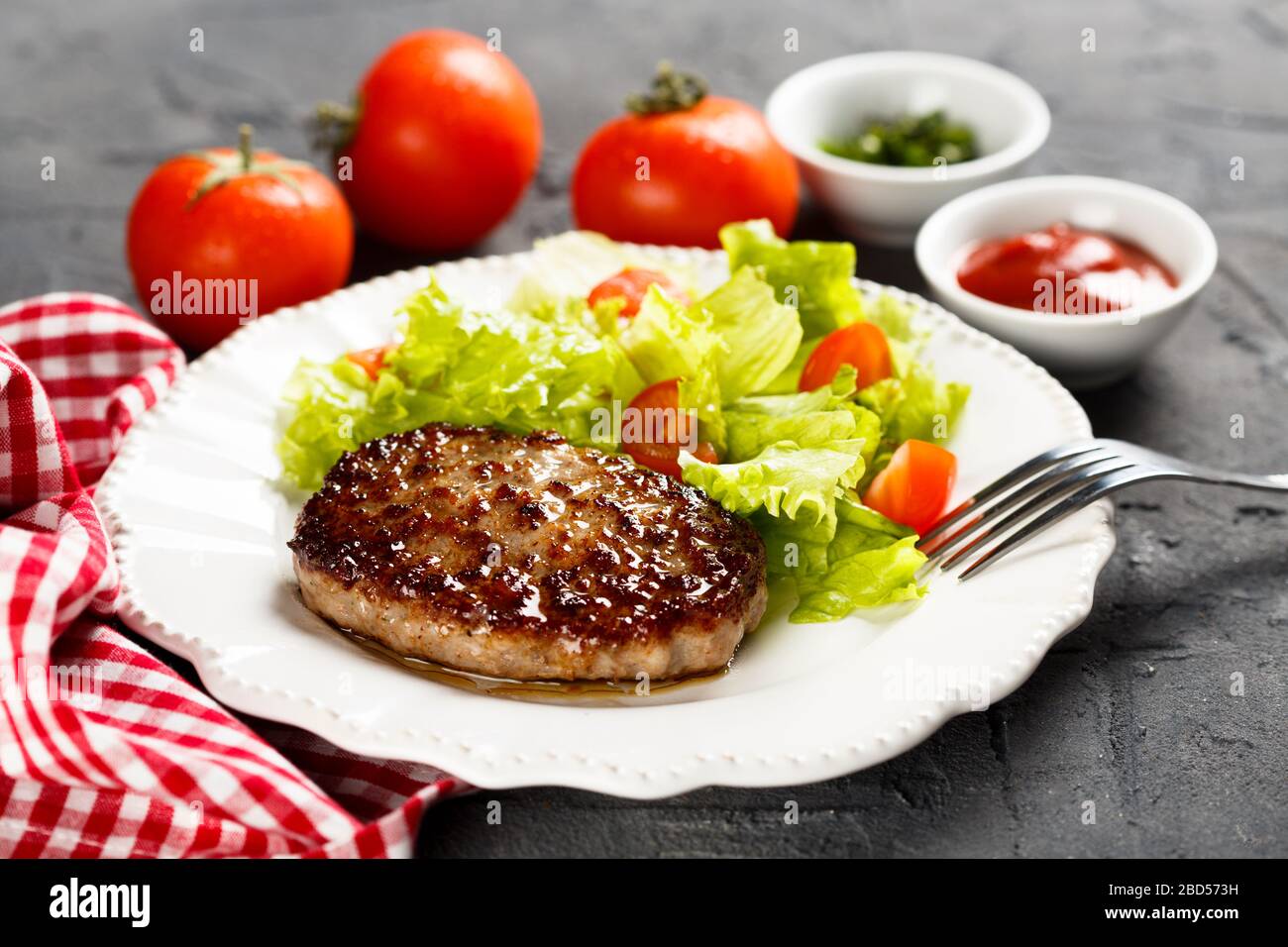 Hamburger de bœuf grillé maison avec salade fraîche Banque D'Images