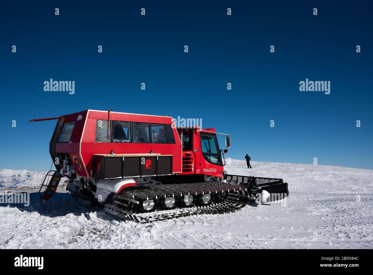 Chat de neige rouge pour le ski de fond et le snowboard au Kirghizistan Banque D'Images