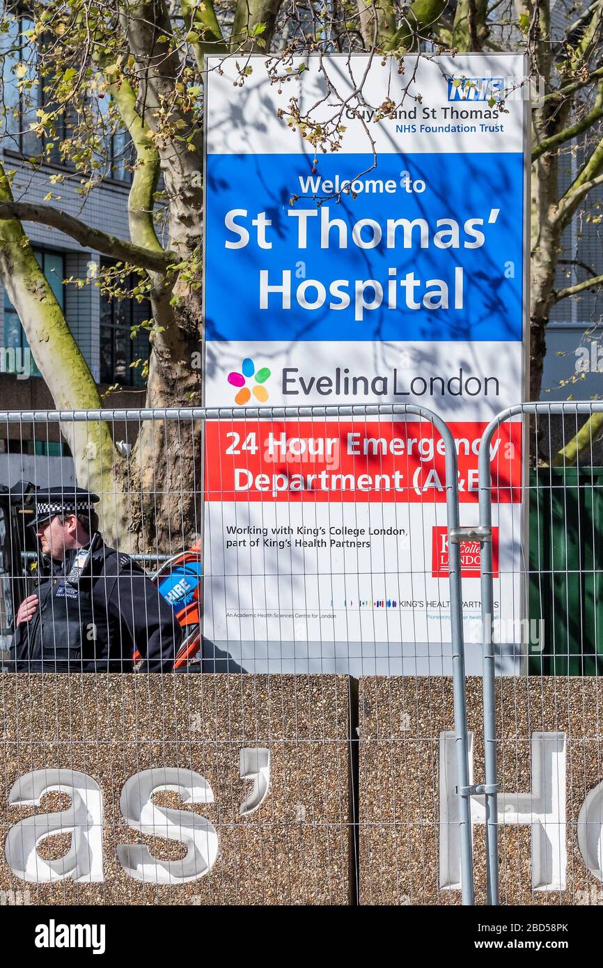 La sécurité est renforcée à l'hôpital St Thomas, où le premier ministre Boris Johnson est en soins intensifs. Le « verrouillage » se poursuit pour l'épidémie de Coronavirus (Covid 19) à Londres. Crédit: Guy Bell/Alay Live News Banque D'Images