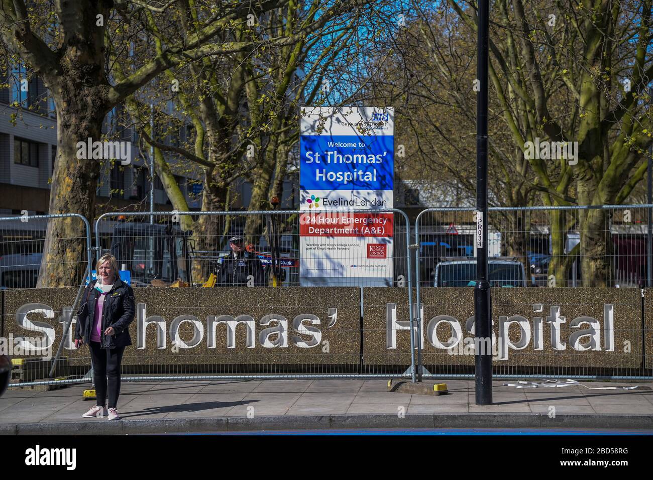 La sécurité est renforcée à l'hôpital St Thomas, où le premier ministre Boris Johnson est en soins intensifs. Le « verrouillage » se poursuit pour l'épidémie de Coronavirus (Covid 19) à Londres. Crédit: Guy Bell/Alay Live News Banque D'Images