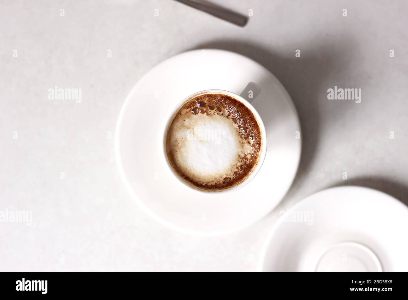 Tasse de café aromatique isolée sur la table blanche. Séjour confortable à la maison. Banque D'Images