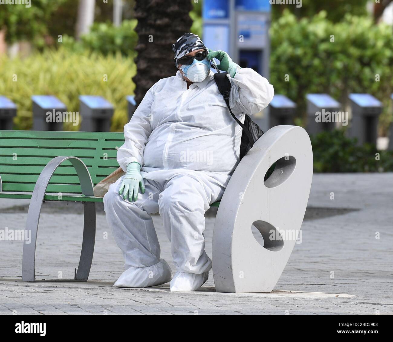 Miami Beach, Floride, États-Unis. 06 avril 2020. Une femme portant un costume hazmat va au sujet de ses activités quotidiennes sur South Beach lors de la pandémie de Coronavirus COVID-19 le 06 avril 2020 à Miami Beach, en Floride. Crédit: Mpi04/Media Punch/Alay Live News Banque D'Images