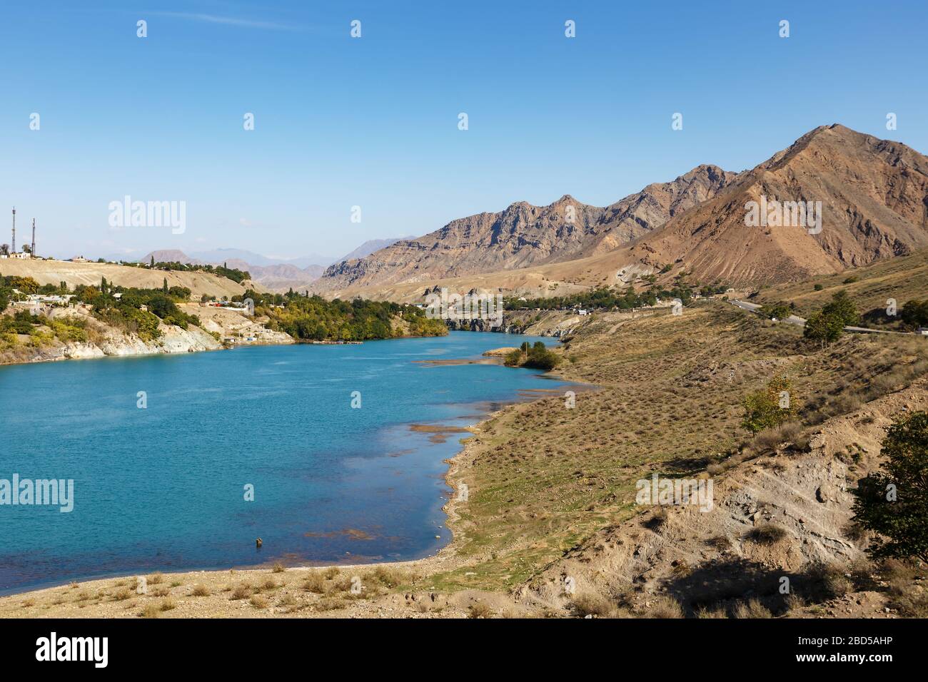 Naryn River près de la ville de Tash-Kumyr dans la région de Jalal-Abad au Kirghizstan. Banque D'Images