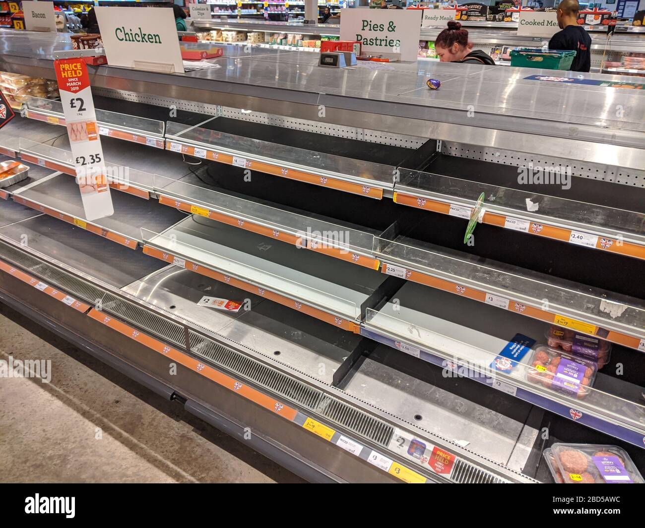 Videz les étagères dans un supermarché Morrisons au Royaume-Uni pendant le verrouillage du coronavirus. Banque D'Images