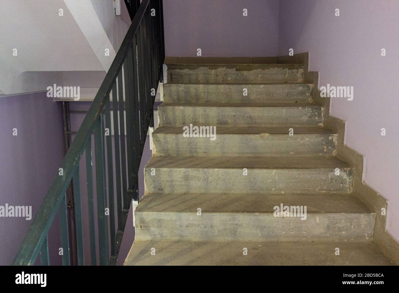 Escaliers dans le bâtiment d'appartements. Escalier vide de la maison urbaine moderne. Alternative de sortie d'incendie d'urgence de porte arrière. Personne ne marche Banque D'Images