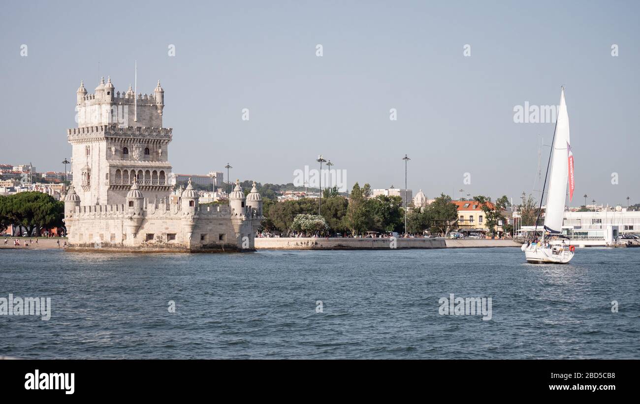 Torre de Belém, Lisbonne, Portugal. Vue sur le célèbre monument de Lisbonne, depuis un point de vue sur le Tage. Banque D'Images