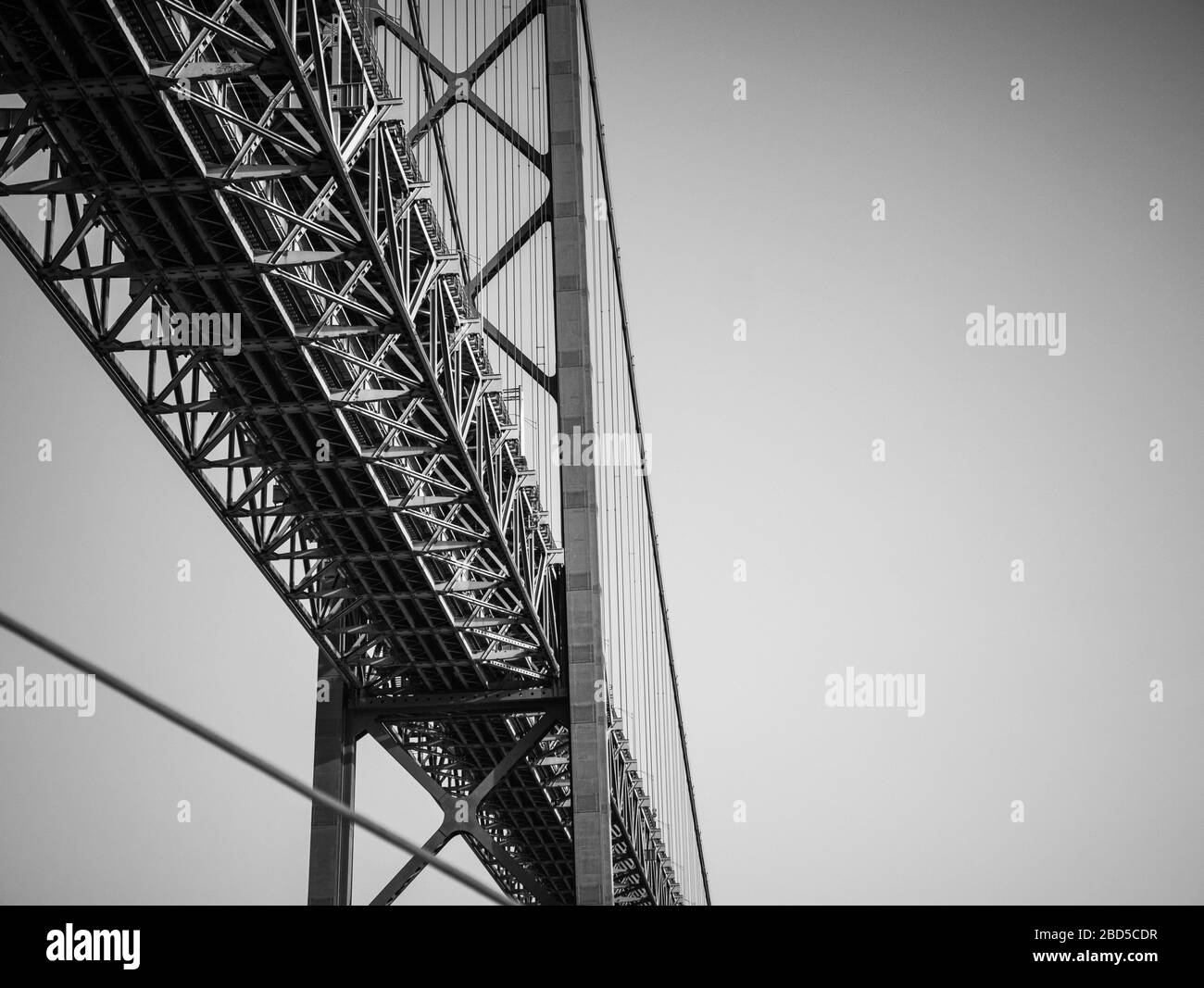 25 Pont de Abril, Lisbonne, Portugal. Détail abstrait noir et blanc sous le pont suspendu de 2 km qui surpasse le Tage, Lisbonne. Banque D'Images