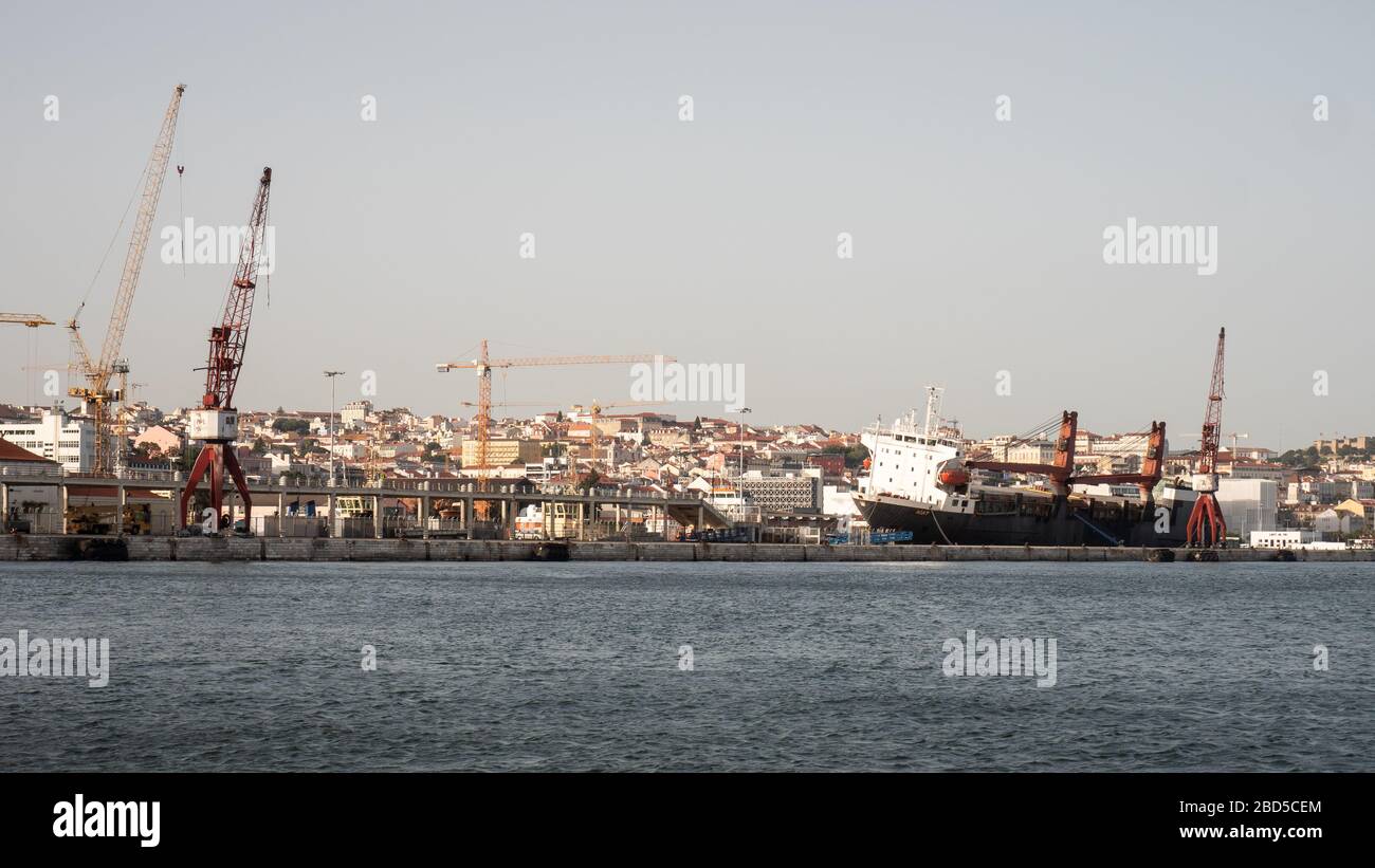 Le cargo, Agat, est à quai sec au port de Lisbonne, Portugal. Banque D'Images