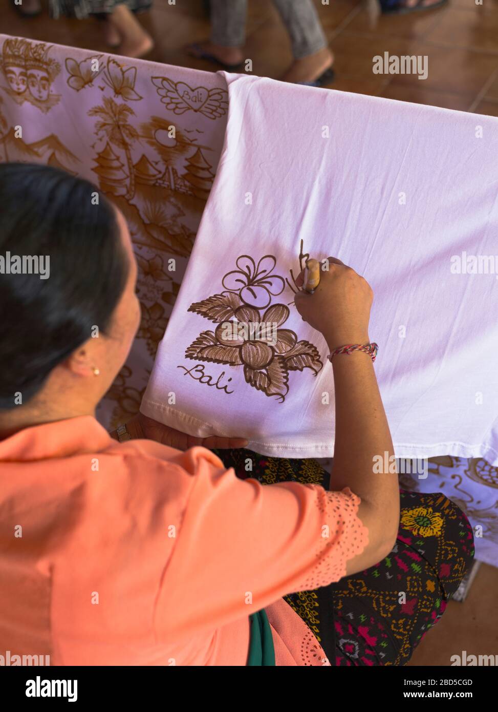 dh Balinese femme travailleuse batiks BALI INDONÉSIE peinture d'art Batik motif de cire chaude sur tissu femmes indonésiennes asie du sud design d'asie de l'est Banque D'Images
