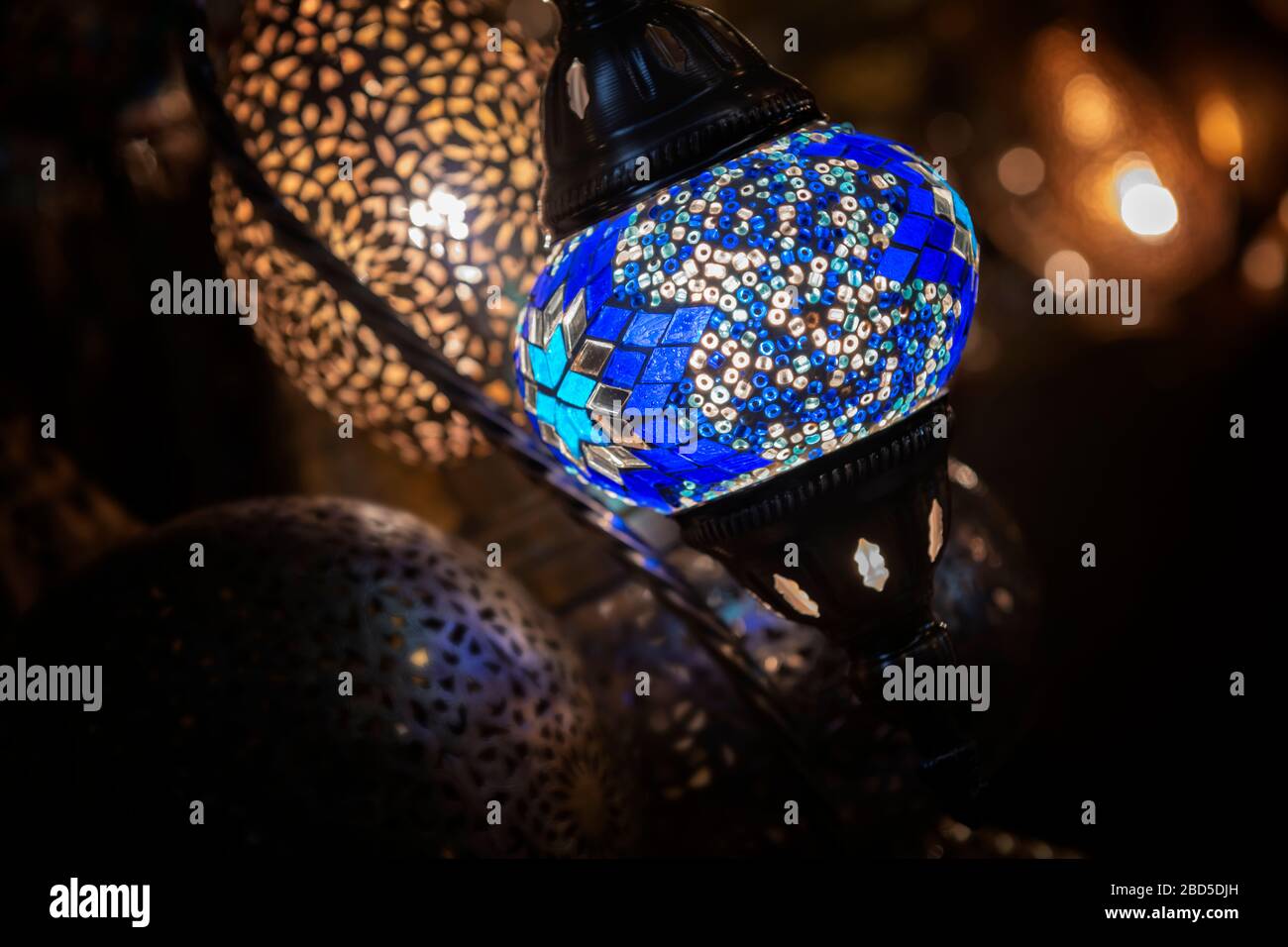 Lampe marocaine colorée au design en mosaïque de verre bleu. Style oriental. Sur fond bokeh. Banque D'Images