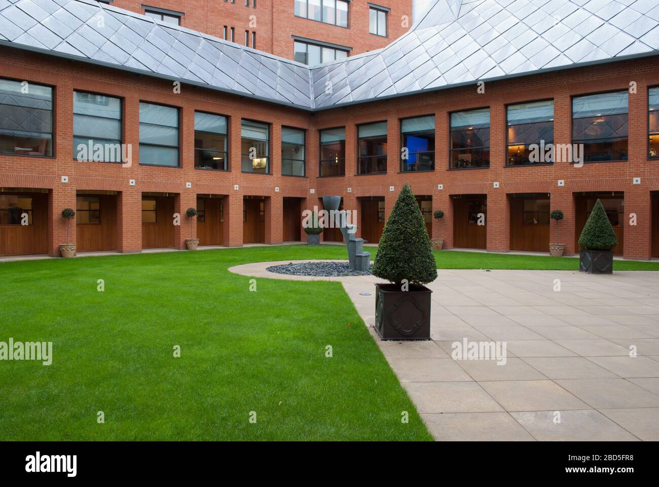 Brick Courtyard Smithfield Haberdashers Hall, 18 W Smithfield, Farringdon, Londres EC1A 9 HQ par Hopkins Architects Holloway White Allom Swift Brickwork Banque D'Images