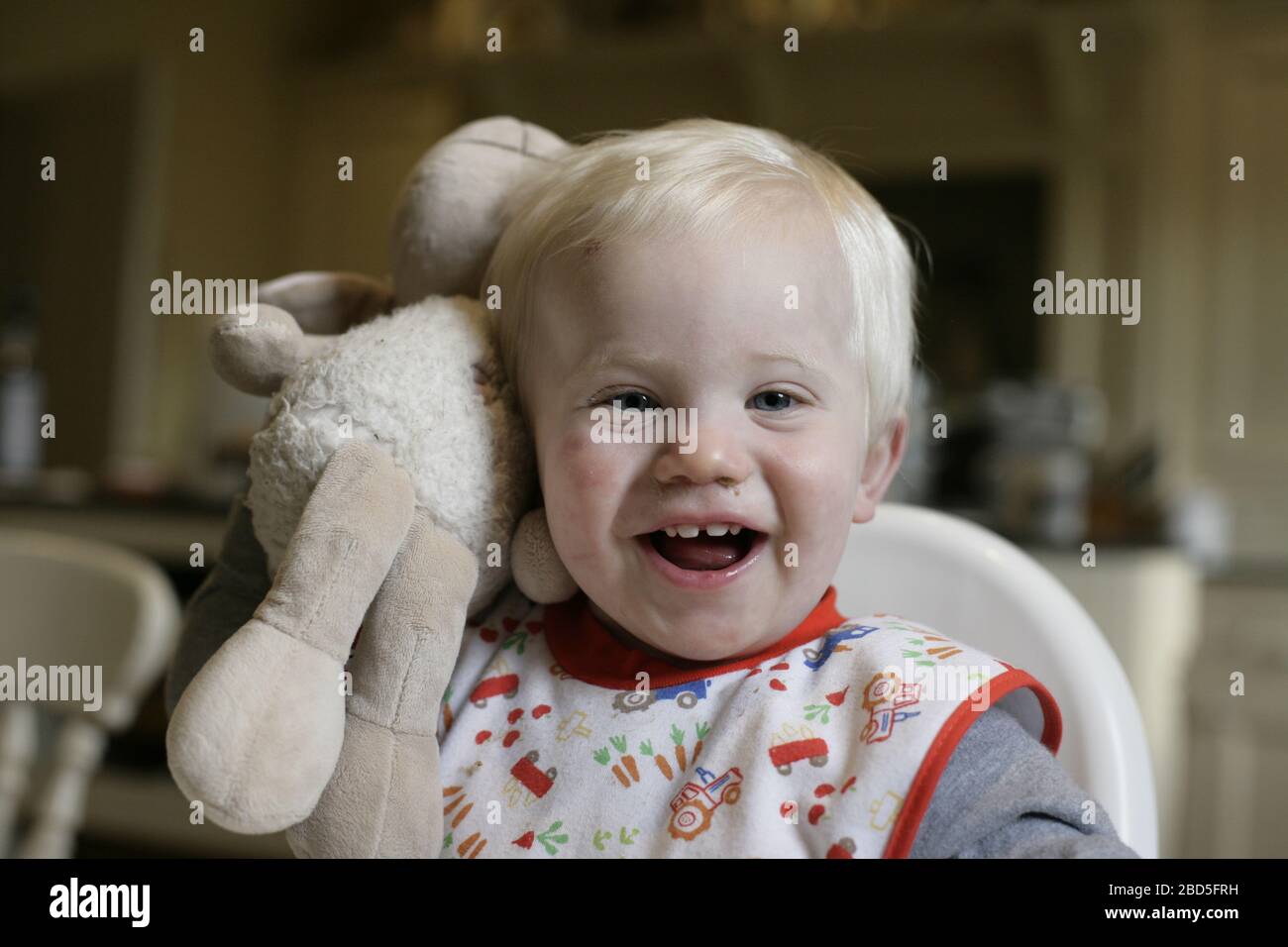 Les jeunes enfants riant et jouant avec un jouet doux à la maison pendant la période d'auto-isolation pendant la pandémie de coronavirus COVID-19 de 2020 Banque D'Images