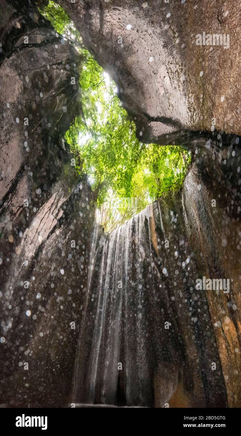 Vue verticale des chutes d'eau Tukad Cepung à Bali, Indonésie. Banque D'Images