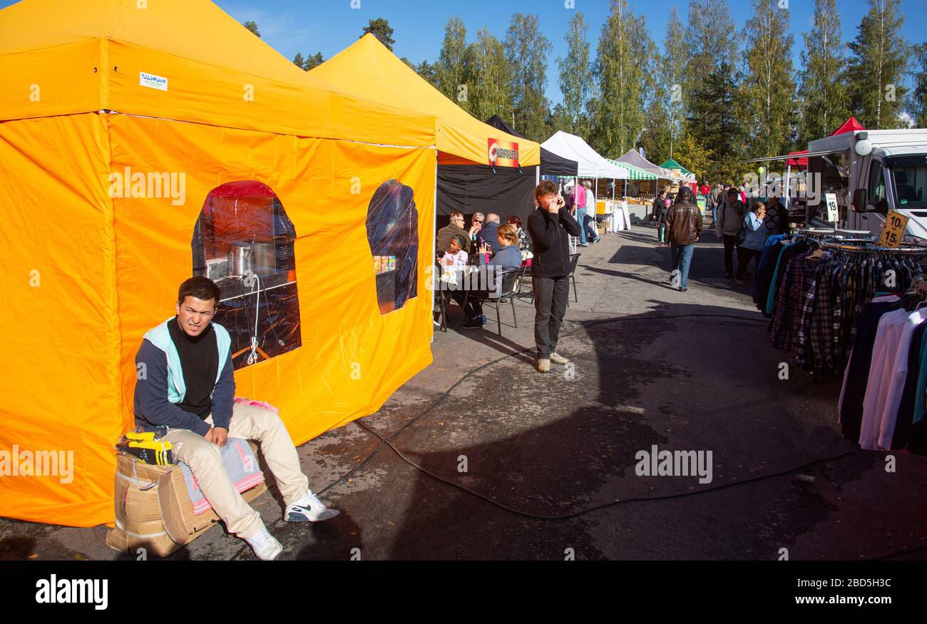Vente de vêtements , attente de clients au salon Pestuumarkkinat , Finlande Banque D'Images