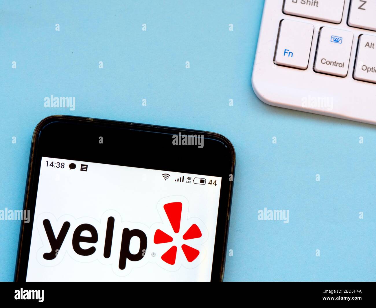 Dans cette illustration photo, le logo Yelp s'affiche sur un smartphone Banque D'Images