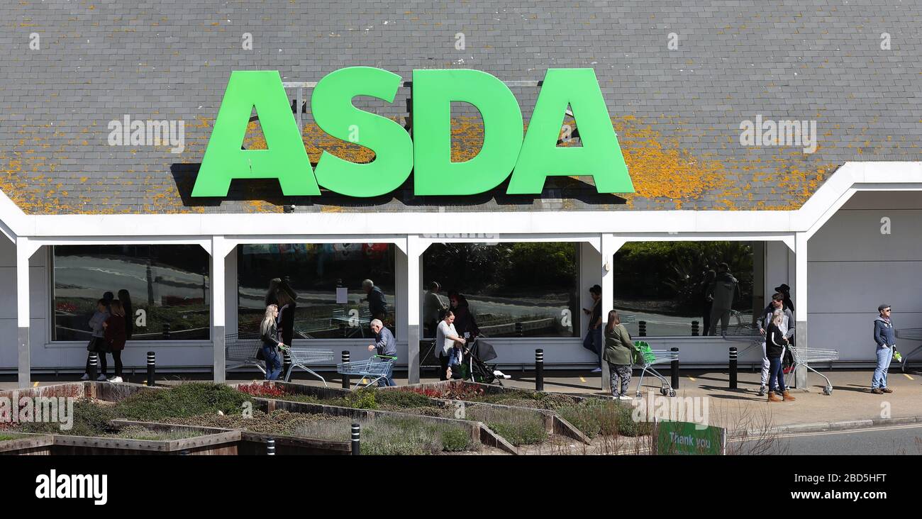 Brighton, Royaume-Uni. 7 avril 2020. Les clients exercent des activités de distanciation sociale tout en faisant la queue devant un supermarché Asda à Brighton Marina. Crédit: James Boardman/Alay Live News Banque D'Images