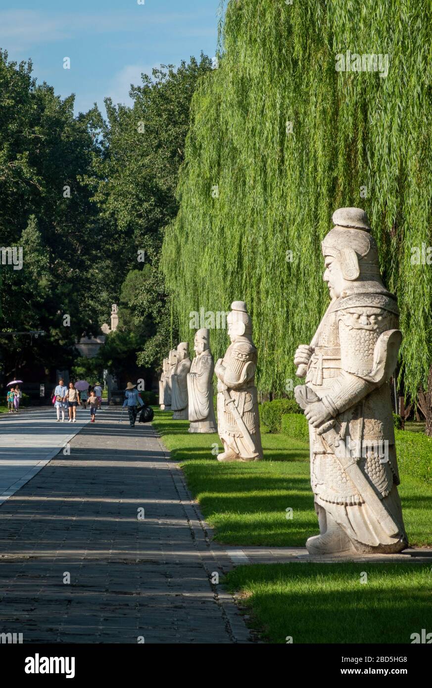 Vue sur les statues sur Spirit ou Sacred Way, Ming Tombs, Changping District, Beijing, Chine Banque D'Images