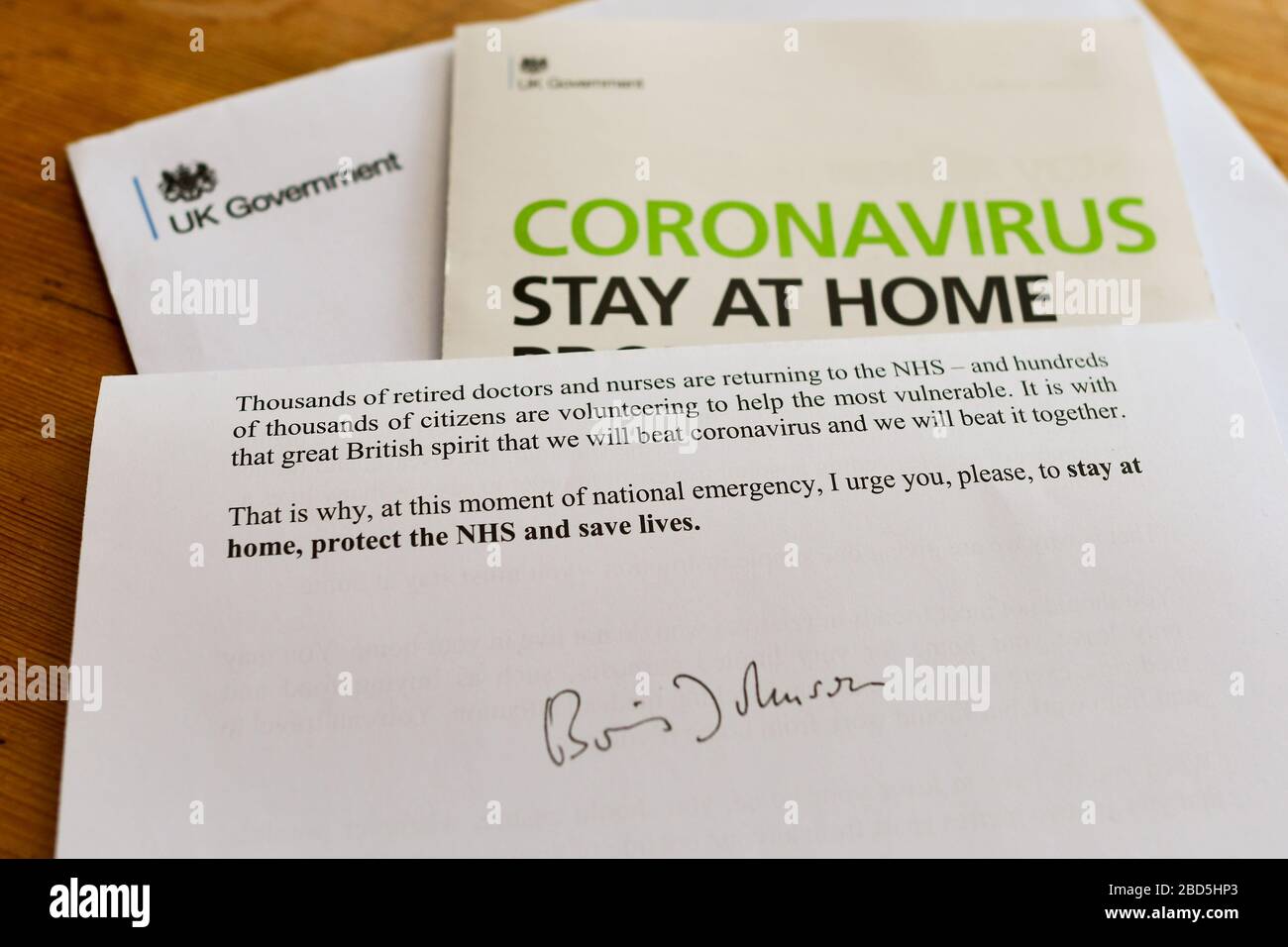 Coronavirus lettre du gouvernement britannique signée par Boris Johnson avec Coronavirus rester à la maison protéger le nhs sauver des vies message et information Banque D'Images