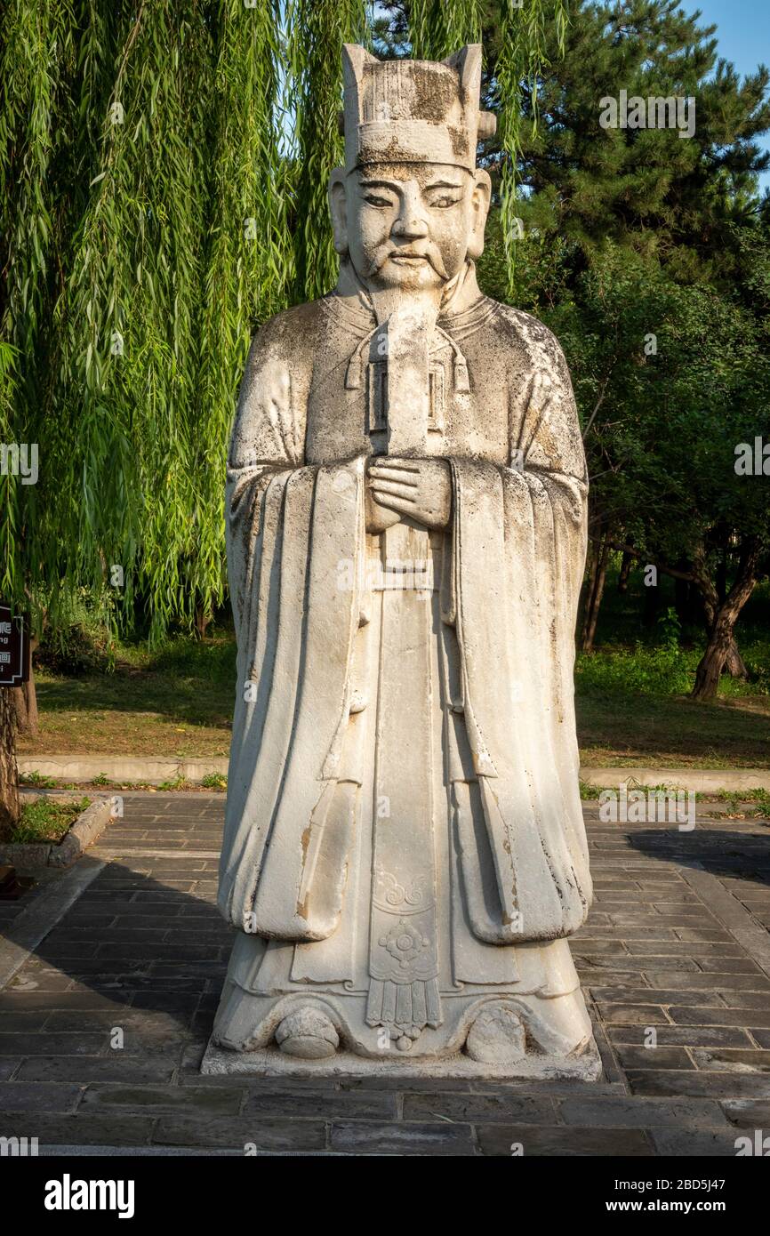Statue d'un fonctionnaire civil, Esprit ou voie sacrée, Tombeaux Ming, district de Changping, Beijing, Chine Banque D'Images
