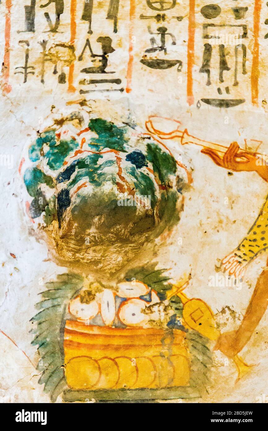 Égypte, Vallée des Nobles (Dra Abu el Naga), tombe de Roy. Les bosses sont utilisées au mieux, un trou dans le mur est pratiquement rempli d'une peinture de vigne. Banque D'Images