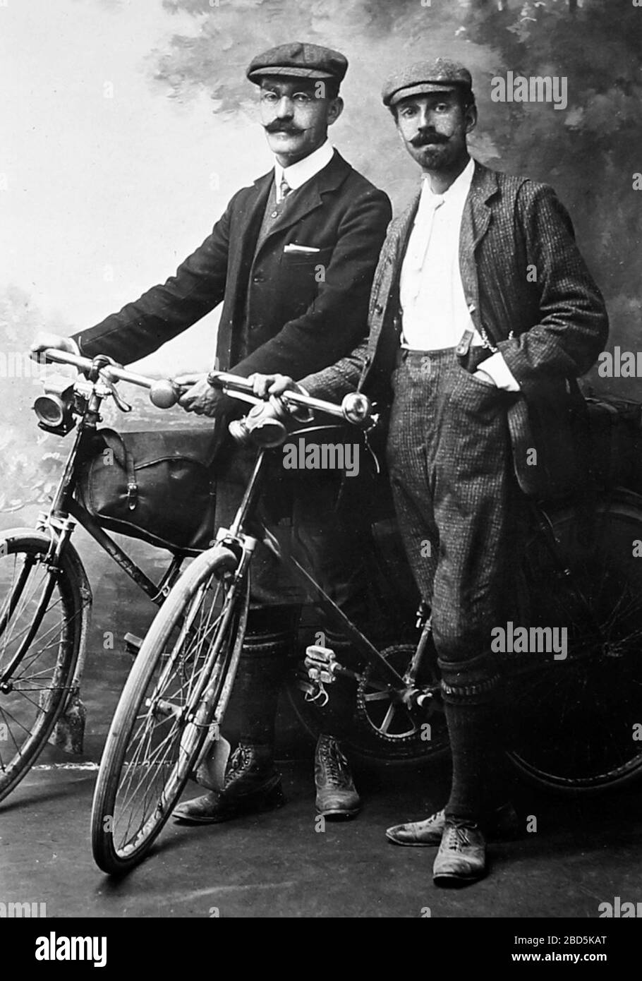 Portrait studio photo de cyclistes, début du XXe siècle Banque D'Images