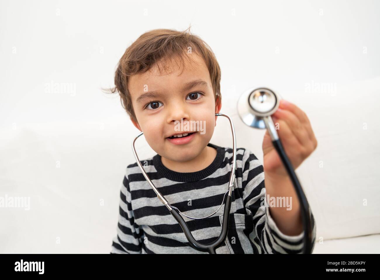 Très petit enfant jouant avec stéthoscope Banque D'Images