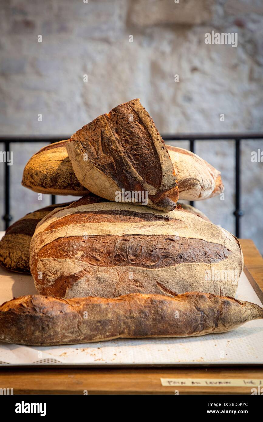 Produits de boulangerie au Circus Bakery - une boulangerie parisienne à la mode dans le quartier latin spécialisée dans les rouleaux de cannelle, Paris, Ile-de-France, France Banque D'Images