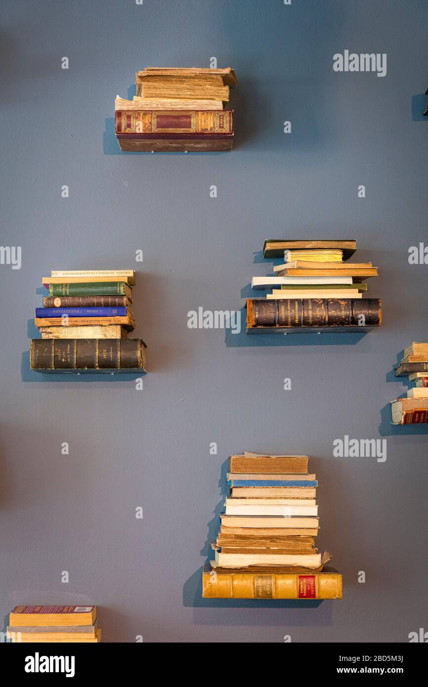 Réservez des piles en tant qu'art mural dans un magasin de meubles et de décoration - Flamant, à Saint Germain des Prés, Paris, France Banque D'Images
