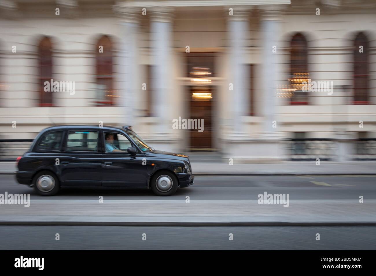 Image panoramique de London taxi passant devant Oxford et Cambridge Club sur Pall Mall, St James, Londres, Angleterre, Royaume-Uni Banque D'Images