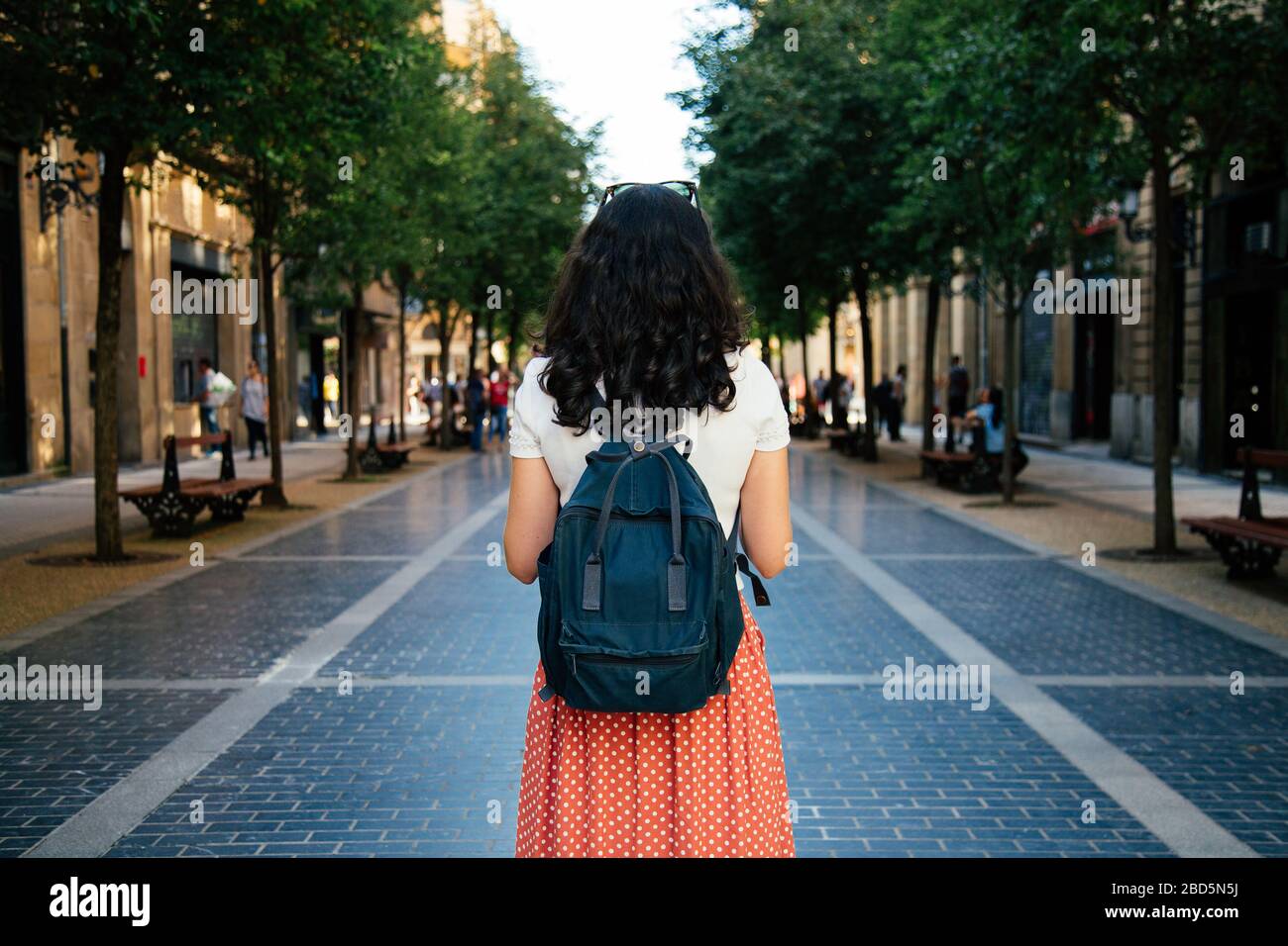 Vue arrière d'une femme de tourisme avec sac à dos prêt à visiter la ville.  Concept de voyage seul Photo Stock - Alamy