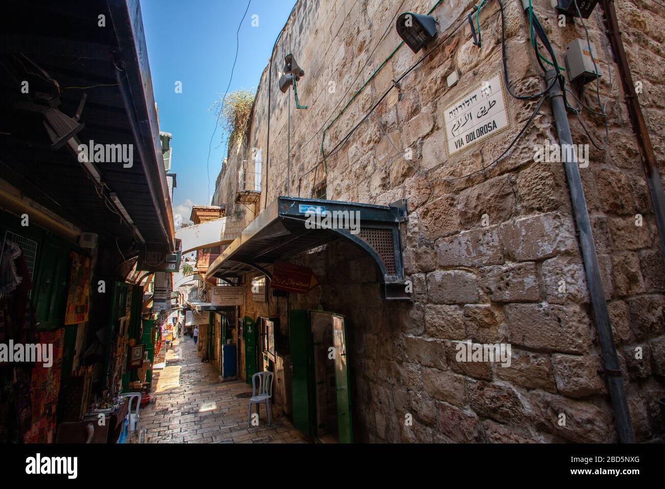 Boutiques et étals dans une Allée dans la vieille ville, Jérusalem, Israël Street signe en anglais hébreu et arabe Banque D'Images