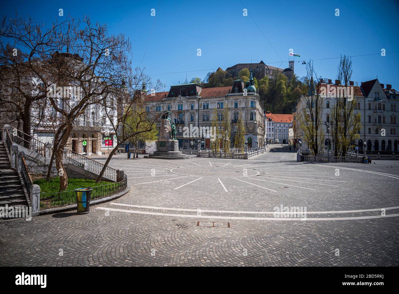 Des rues vides, des cafés, des bars et des restaurants sont visibles dans le centre-ville de Ljubljana, capitale de la Slovénie, le 7 avril 2020. La Slovénie est entrée dans la quatrième semaine de quarantaine pour contenir l'épidémie de coronavirus. Banque D'Images