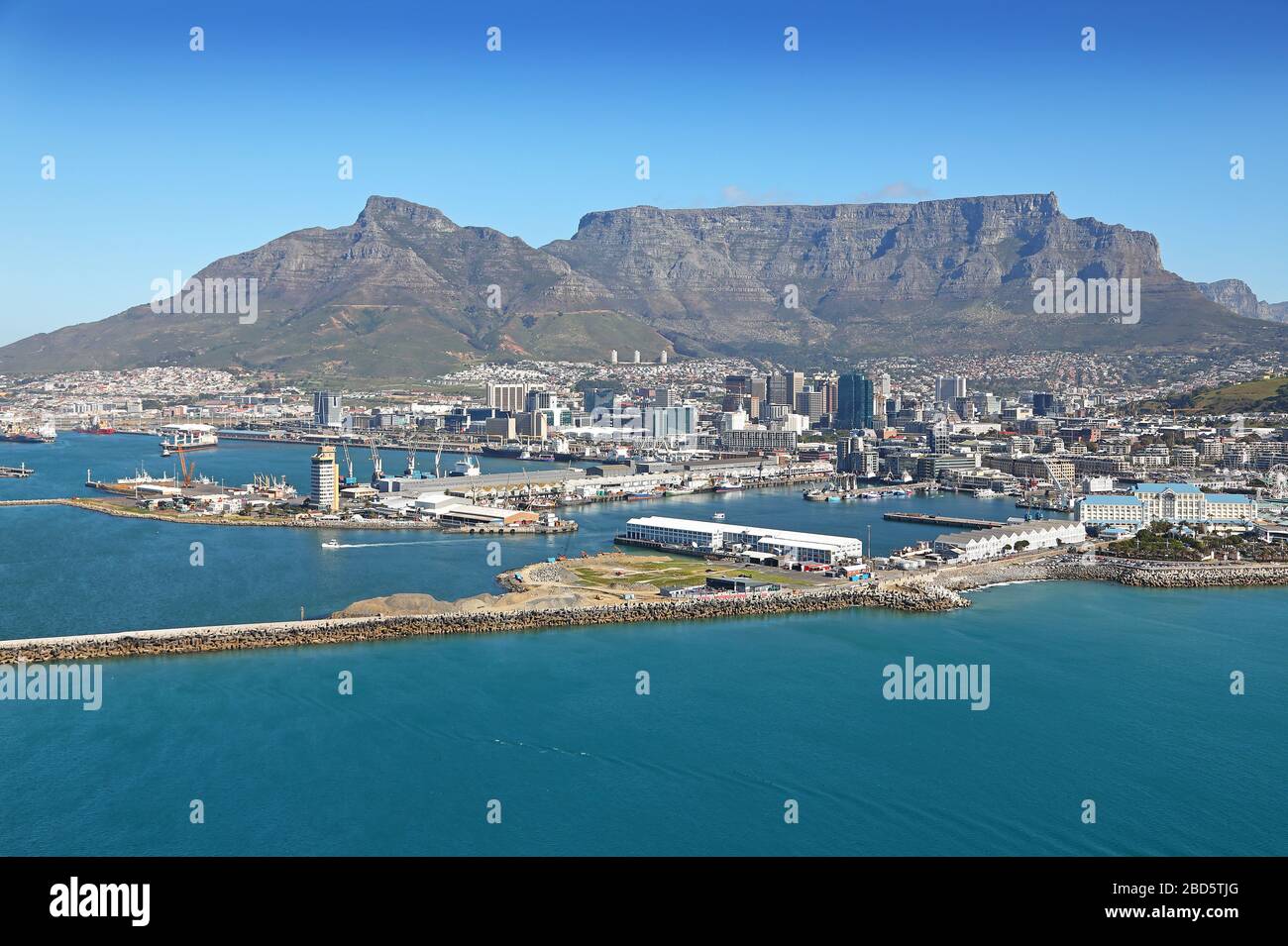 Photo aérienne du brise-lames, du V&A Waterfront et des hélipads avec le quartier des affaires de Capetown et la montagne de la Table en arrière-plan Banque D'Images