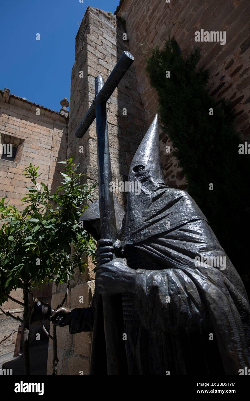 Statue d'un penitent dans une hotte pointue à l'extérieur de l'église, Cáceres, Extremadura, Espagne, Europe Banque D'Images