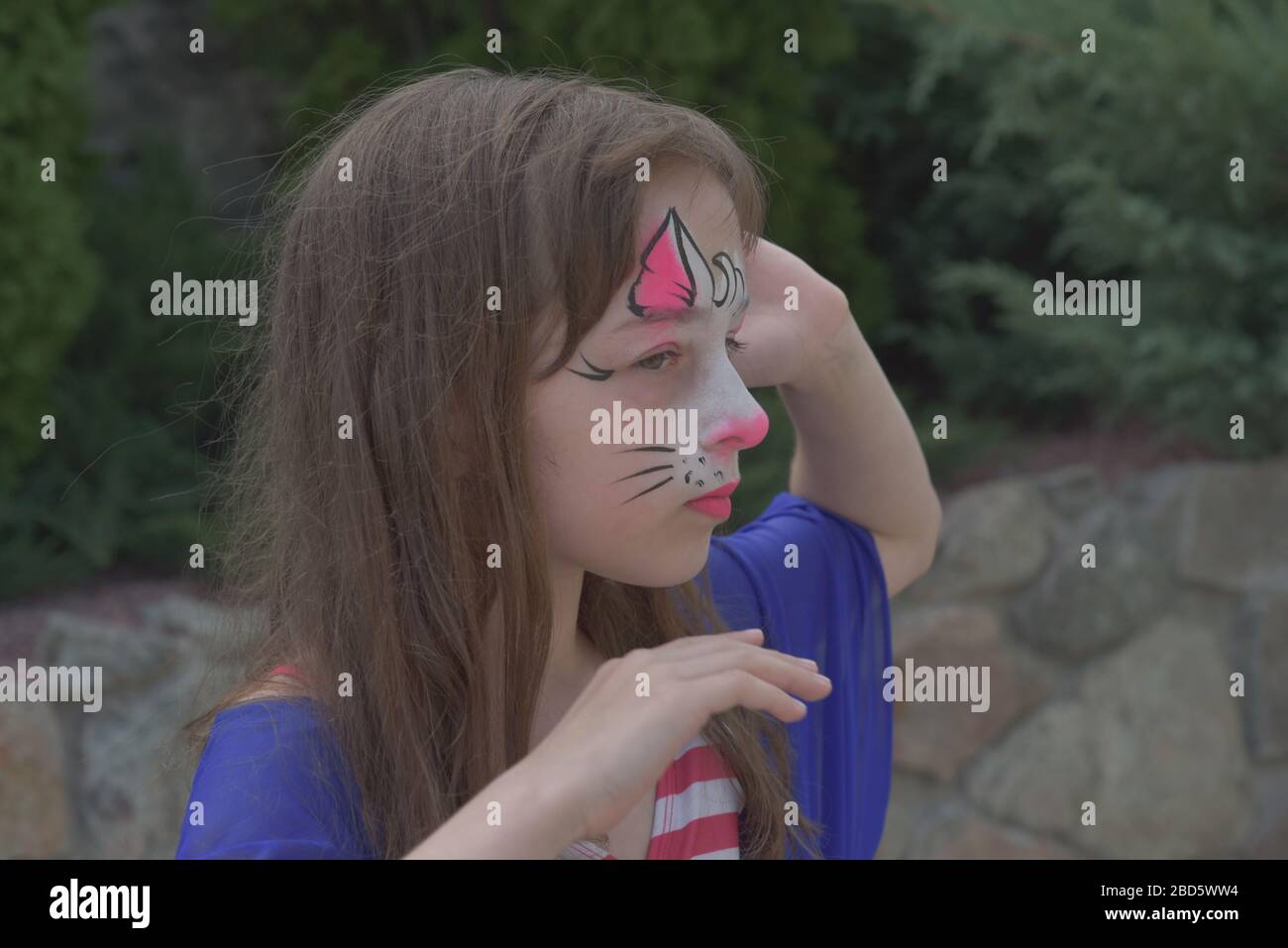 Une Jolie Petite Fille Avec La Peinture Sur Son Visage Fille Avec Un Chat Peint Sur Son Visage Enfants De La Generation Z Adolescent En Maillot De Bain Petit Rif Photo Stock Une Jolie Petite Fille Avec La Peinture Sur Son Visage Fille Avec Un Chat Peint Sur Son Visage Enfants De La Generation Z Adolescent En Maillot De Bain Petit Rif Photo Stock