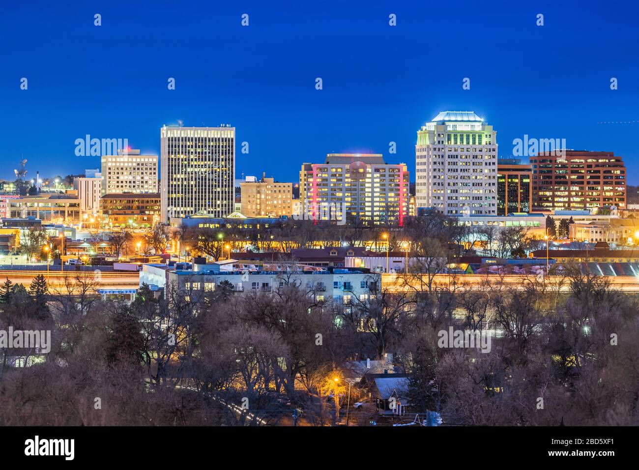 Colorado Springs, Colorado, Etats-Unis centre ville horizon de nuit. Banque D'Images