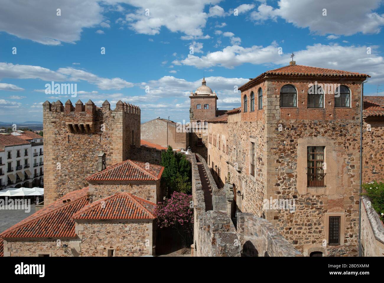 Remparts avec Palacio Toledo-Moctezuma en arrière-plan, Tour Bujaco, Plaza Mayor, Cáceres, Estrémadure, Espagne, Europe Banque D'Images