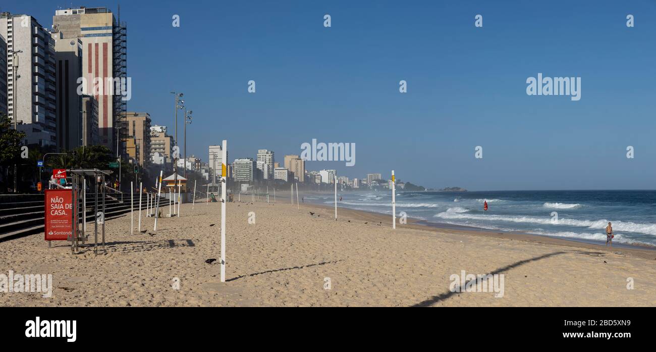 Presque déserte la plage et le boulevard Leblon pendant l'éclosion du virus COVID-19 Corona à midi ensoleillé Banque D'Images