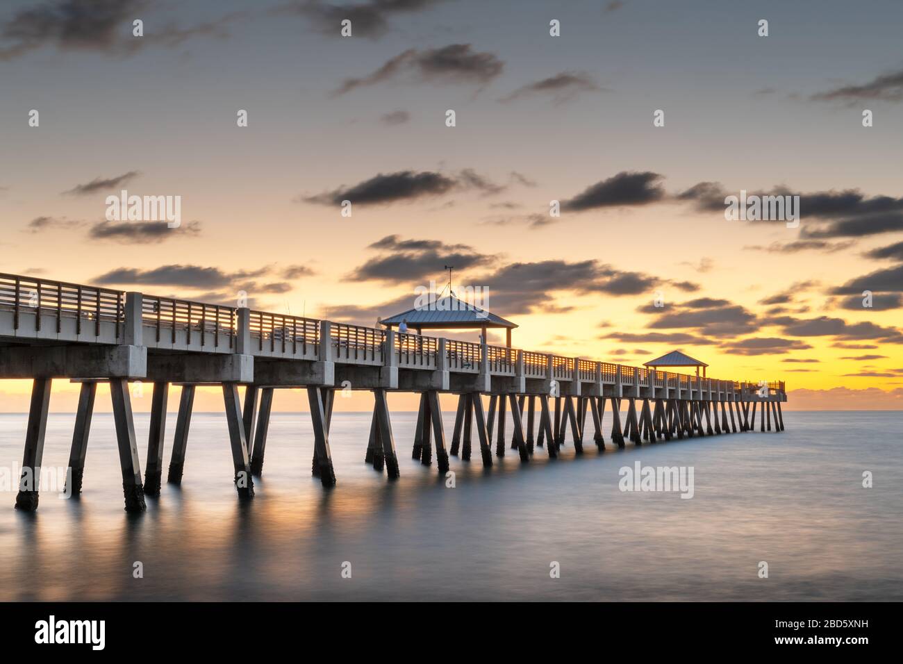 Juno, Floride, États-Unis au Juno Beach Pier au lever du soleil. Banque D'Images