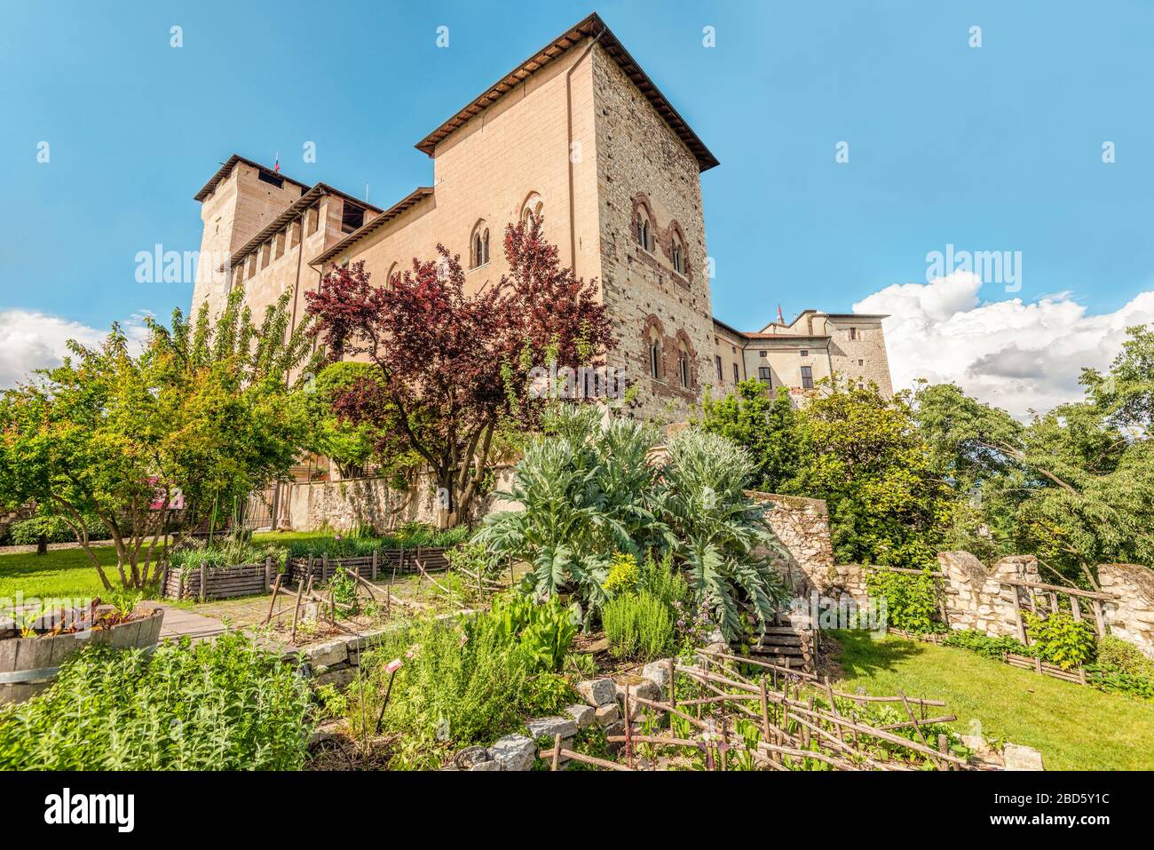 Jardin du château à l'intérieur de Rocca di Angera au Lago Maggiore, Varese, Italie Banque D'Images