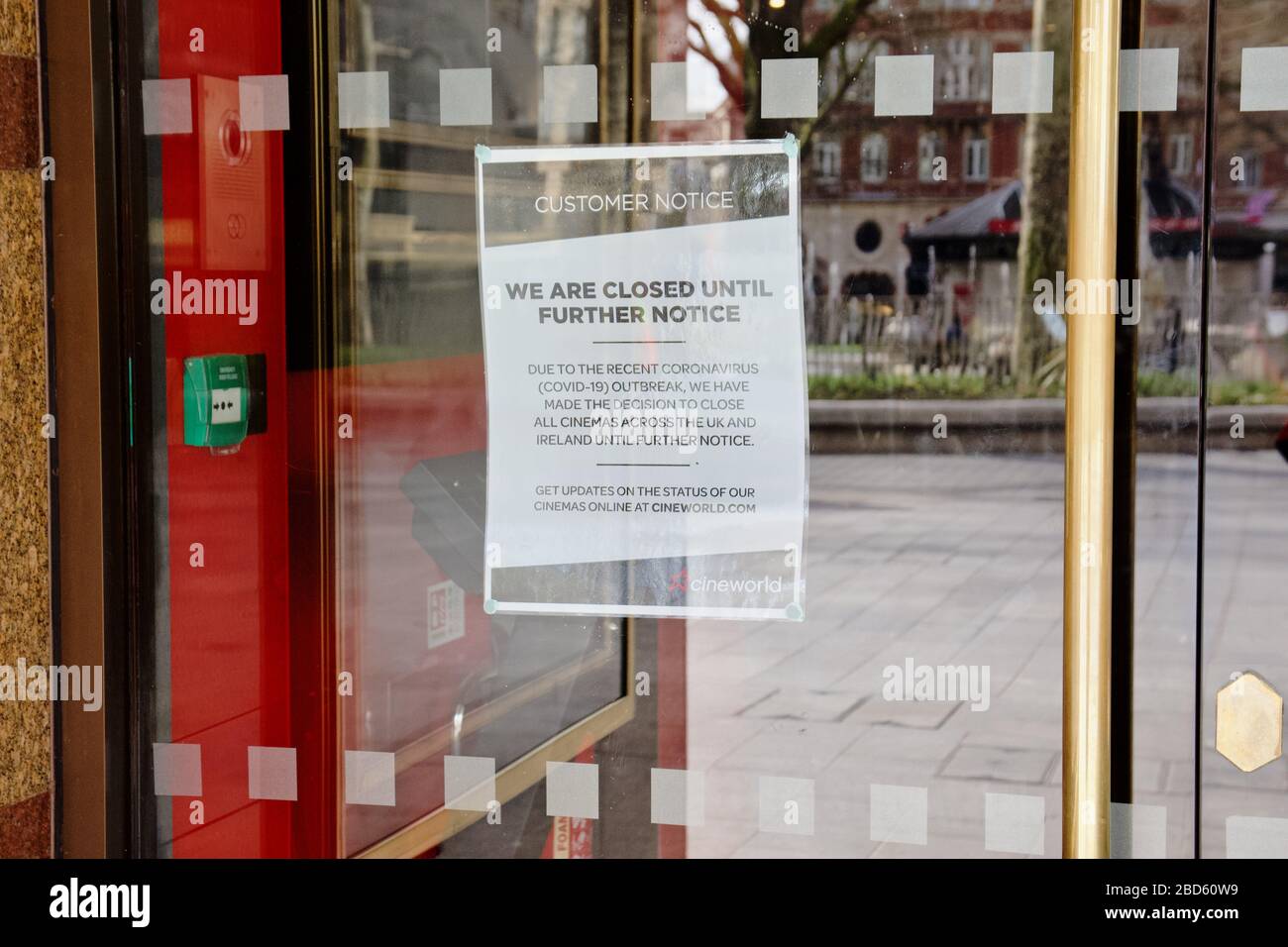Un panneau sur Cineworld à Leicester Square annonçant sa fermeture à cause de Coronavirus Banque D'Images