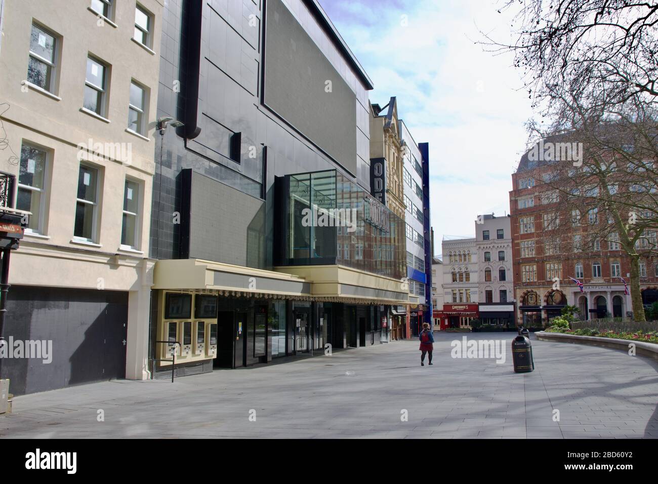 Coronavirus à Londres: Un vide Leicester Square, généralement rempli de touristes Banque D'Images