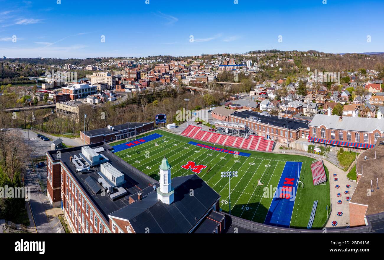 Morgantown, WV - 6 avril 2020: Vue aérienne de drone du centre-ville de Morgantown West Virginia avec le terrain de football de lycée en premier plan Banque D'Images