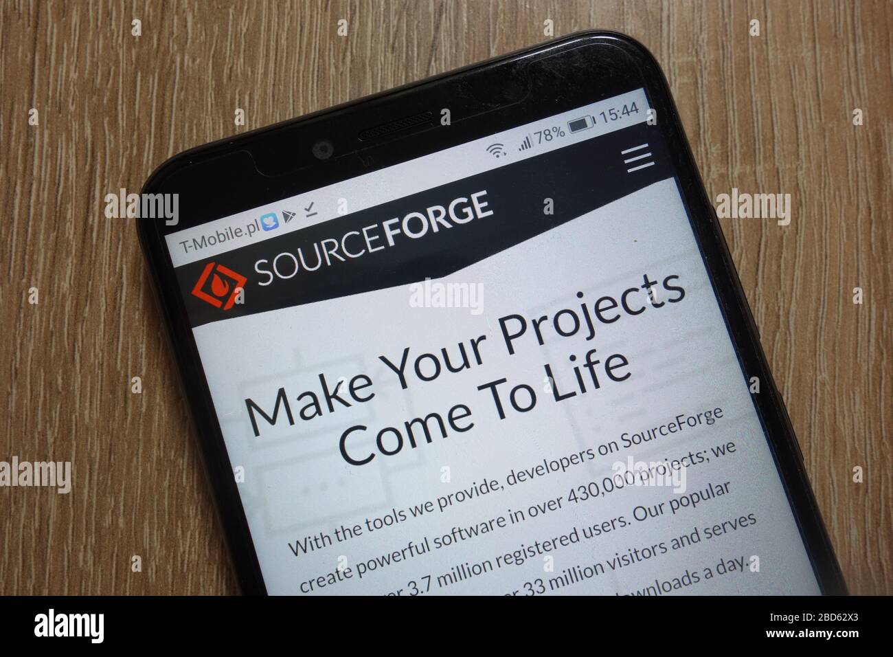 Site Web SourceForge (sourceforge.net) affiché sur le smartphone Banque D'Images