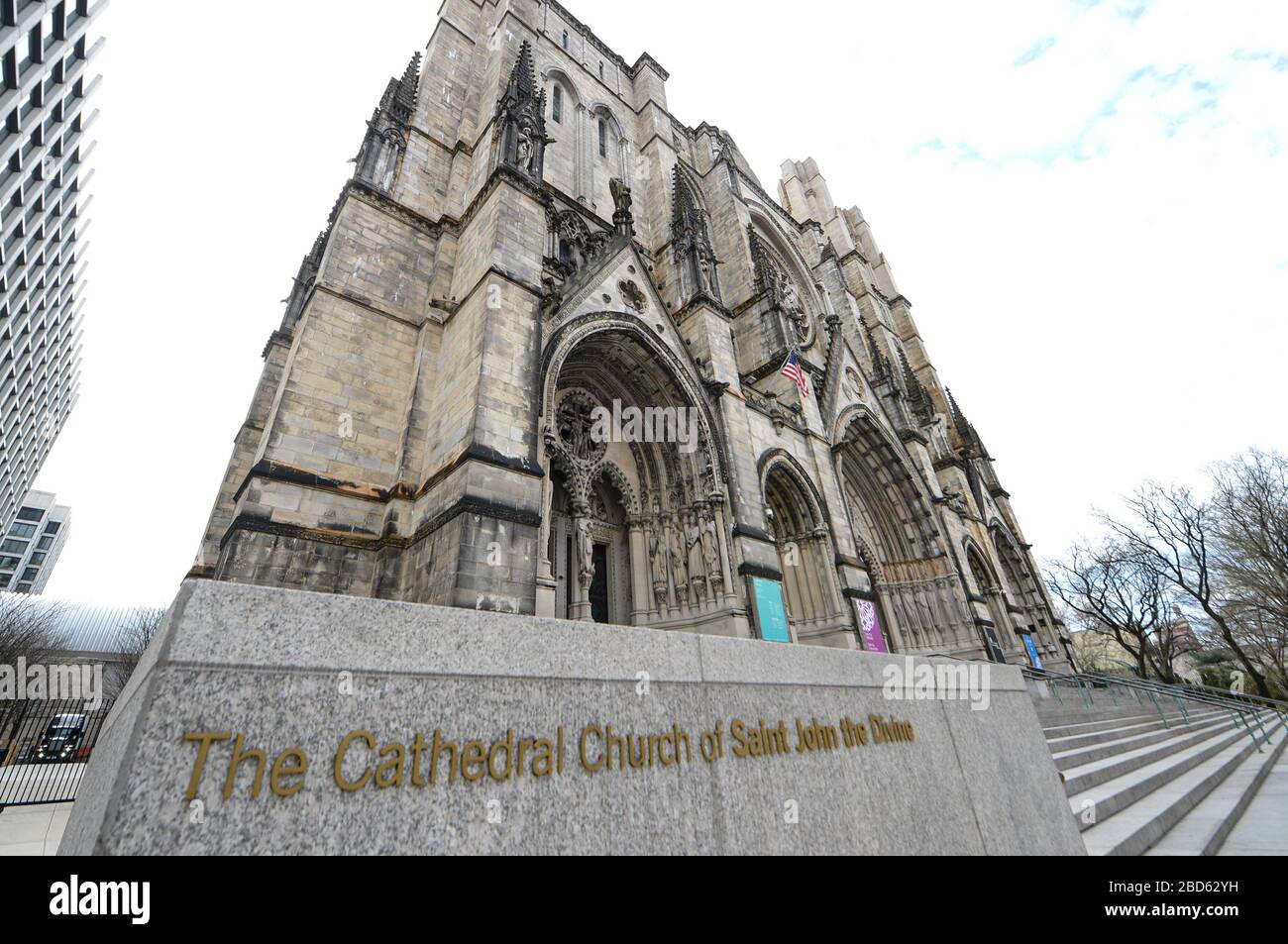 New York, États-Unis. 7 avril 2020. L'église de Manhattan, la plus grande cathédrale gothique au monde, sera en mesure de prendre soin d'au moins 200 patients pendant l'éclosion de coronavirus. 04/07/20. Nouveau crédit YorkManhattan : Marcus Santos/ZUMA Wire/Alay Live News Banque D'Images