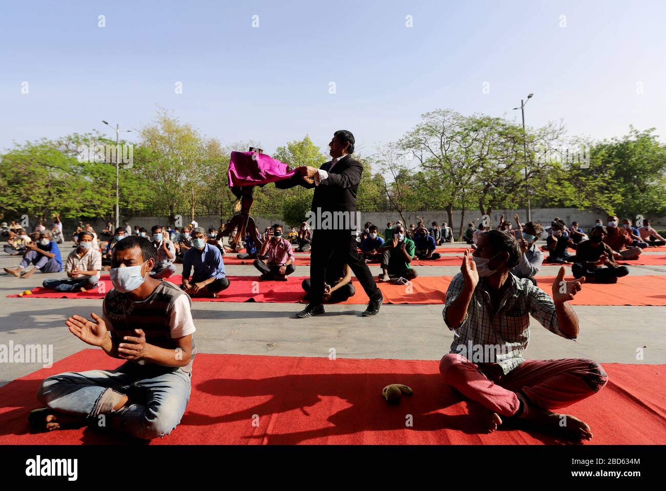 Delhi, Inde. 7 avril 2020. Un magicien se produit à partir de travailleurs salariés et sans abri au cours d'une séance de yoga au complexe sportif Yamuna qui a été transformé en camp de fortune pour ceux qui se sont retrouvés à Delhi sans domicile pendant un verrouillage national à la suite d'une pandémie de coronavirus. Le gouvernement indien a imposé un verrouillage national de 21 jours pour réduire au minimum la propagation de la maladie de Coronavirus (Covid-19). Crédit: SOPA Images Limited/Alay Live News Banque D'Images