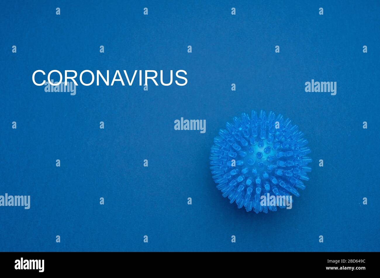 Modèle de déformation du coronavirus sur fond bleu. Pandémie mondiale Banque D'Images