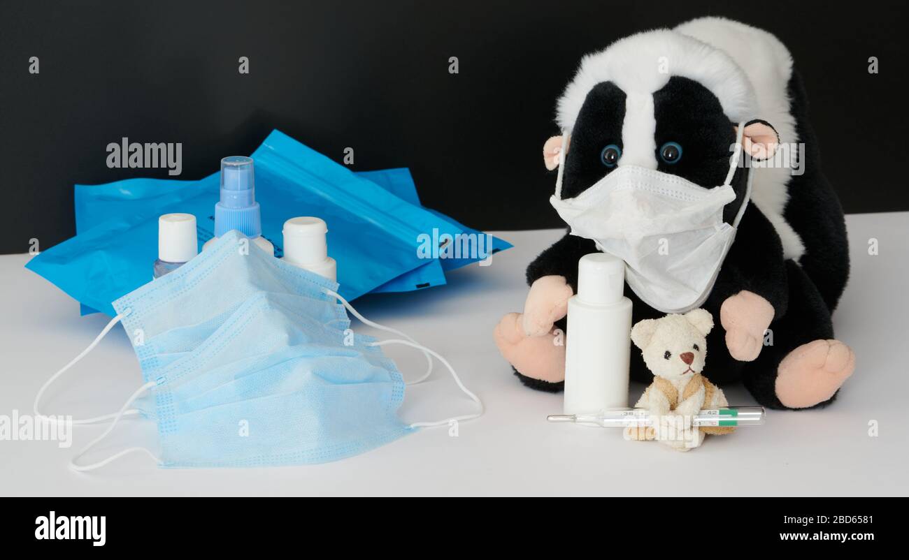 Jouet doux avec masque de protection, savon et désinfectants contre le covid-19 Banque D'Images