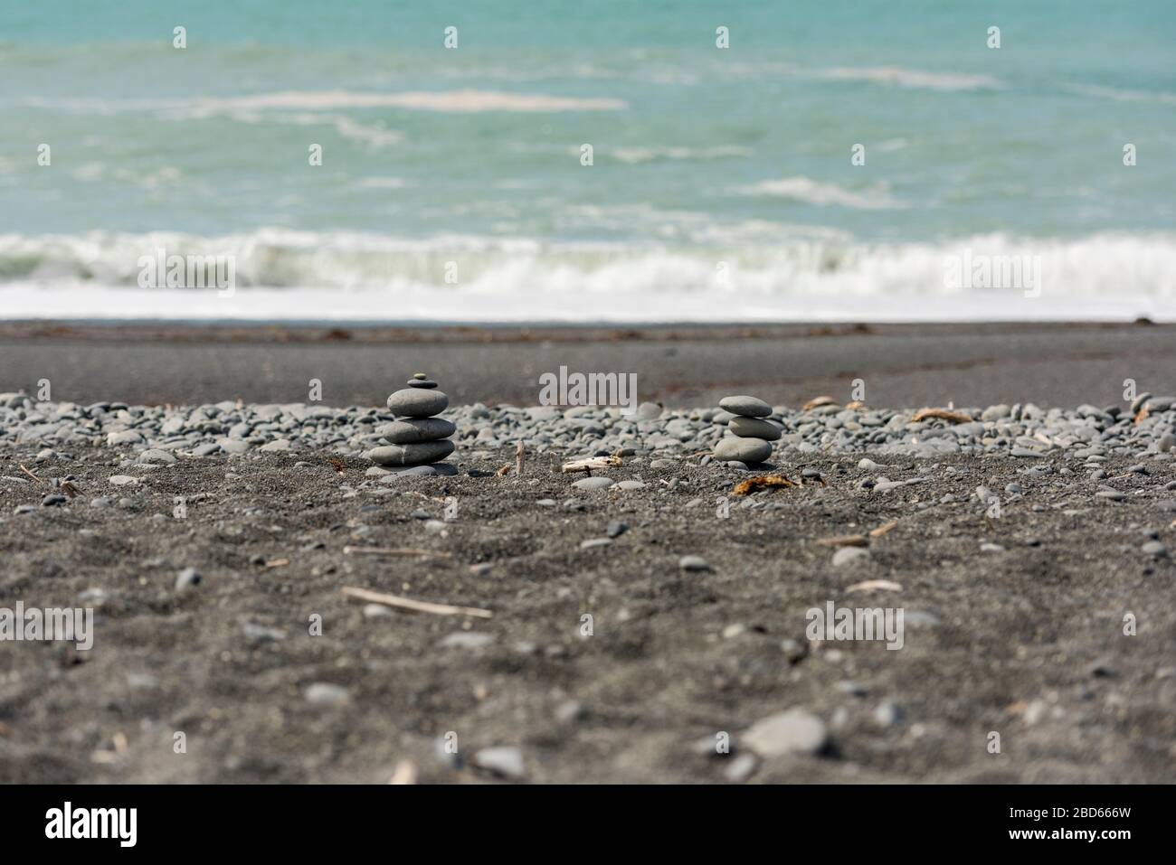 Des pierres se sont enroulées sur la plage avec vue sur l'océan Pacifique Sud depuis la plage de galets de Kaikoura en Nouvelle-Zélande Banque D'Images
